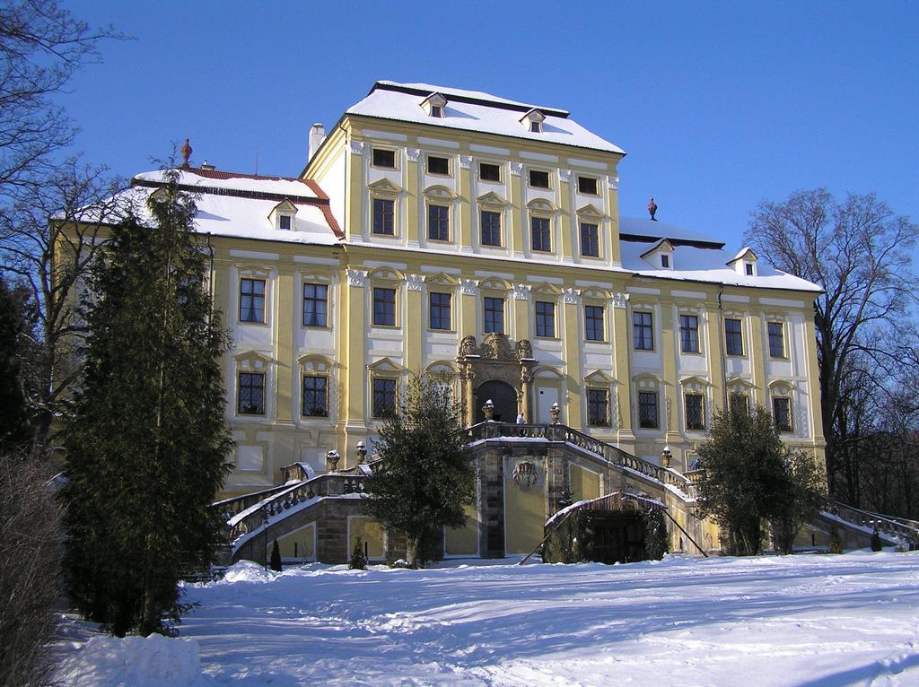 Zamek Cerveny Hradek Hotel Jirkov Esterno foto